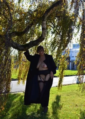 Большезадая белая цыпочка Ди Сирен обнажает свою грудь в супермаркете