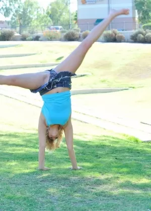 Гибкая Кайли Нэш с огромными сиськами и ее подруга корчат свои обнаженные тела