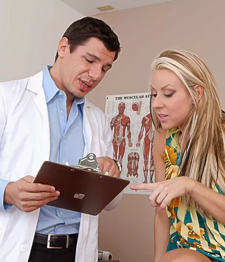 Блондинка средних лет Кэролин Риз соблазняет и трахает своего врача  1