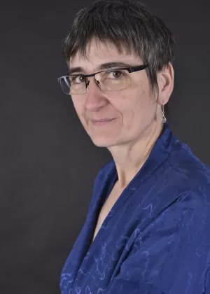 Пожилая любительская сучка Мэри фаллоимитирует свою натуральную киску в тени на лужайке