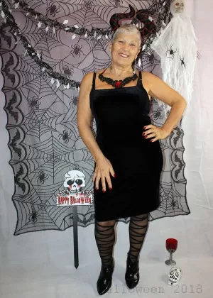 Босоногая пожилая леди Эбби Робертс снимает трусики перед мастурбацией на кровати