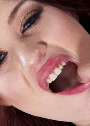 Милфа порнозвезда Джессика Райан жестко трахается в рваных колготках и сетчатом топе