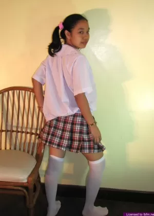 Едва законная японская студентка показывает свои голые колени в школьной форме