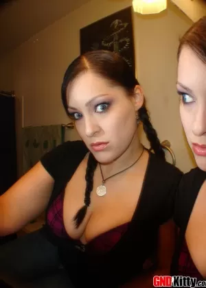 Китти расстегивает рубашку, чтобы показать свой обтягивающий бюстгальтер fredricks