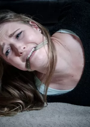 Молоденькие девушки Ариана Фаина складывают задницы во время траха втроем