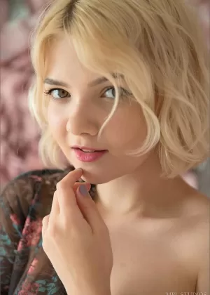 Длинноногая подросток Анджелина Сочо демонстрирует свои аппетитные позы во время сольного действия