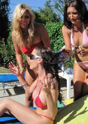 Латиноамериканскую брюнетку Мэрайю Милано сняли с леопардового бикини и трахнули