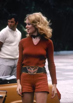 Винтажные красотки в коротких юбках подцепили богатого местного жителя для туристического секса