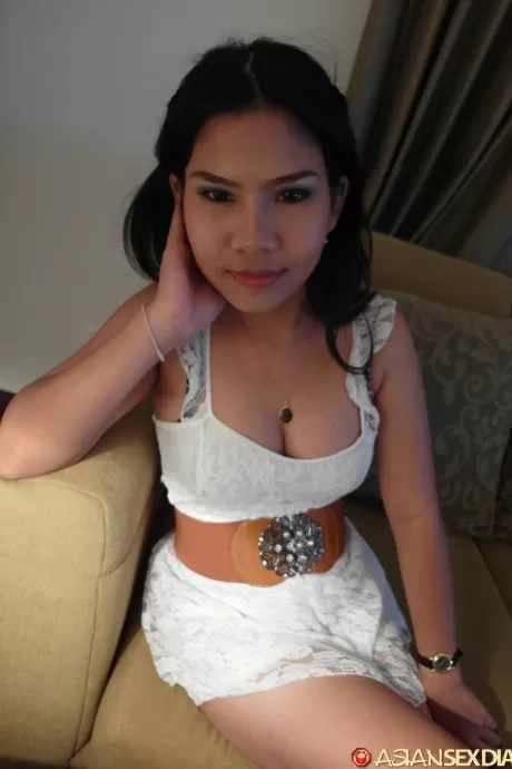 Азиатка с цветами в волосах во время секса от первого лица с 1