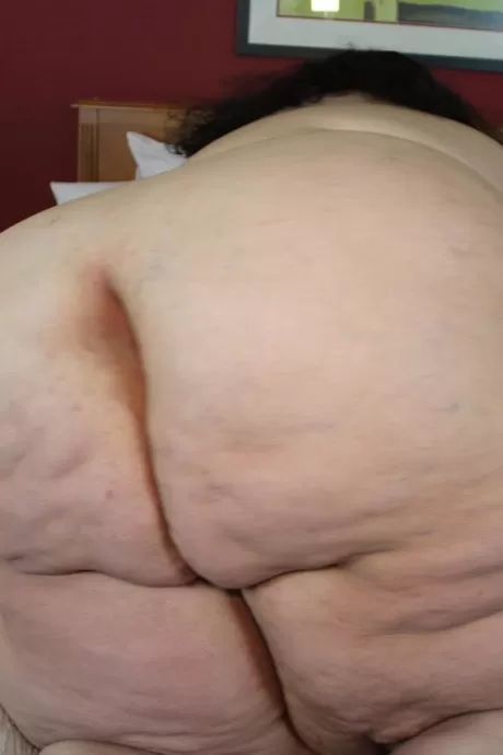 Королева SSBBW Нора обнажает свою массивную задницу и округлый живот из бикини