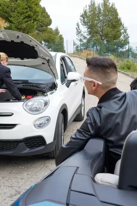 Зрелая леди соблазняет молодого парня, пока он предлагает помощь  2