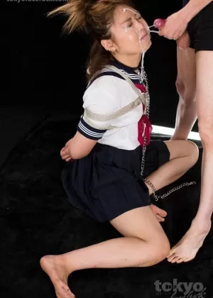 Полностью одетая рыжая мастурбирует, покрываясь спермой в проститутке