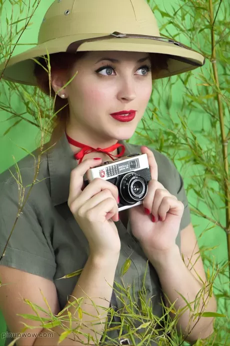 Рыжеволосая винтажная фотомодель в красном нижнем белье выставляет напоказ свои натуральные большие сиськи