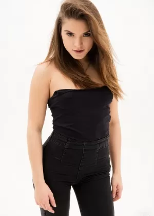 Молодая модель Эвелина снимает черный топ и леггинсы, чтобы впервые позировать обнаженной