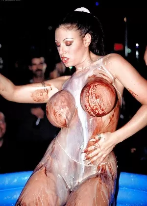 Грудастая блондинка любительница Джейм Лоуренс мастурбирует в общественном месте