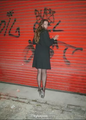 Рони-лучшая мамаша, которая дрочит твой твердый член каждый день и ночь