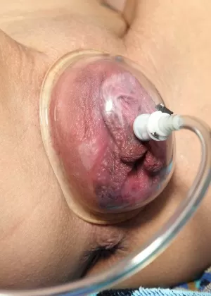 Молоденькая любительница Райли Джин сжимает кулаки и дрочит свою киску на стуле во внутреннем дворике