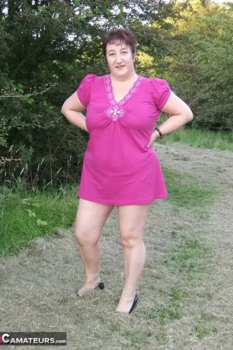 Коротко стриженная зрелая сучка кудрявая Кэрол раздевается догола и шал 3