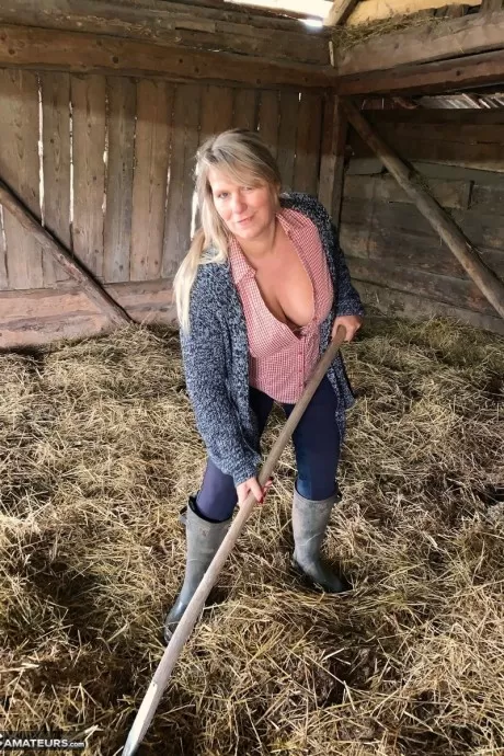Любительница с избыточным весом, Сладкая Сьюзи, раздевается догола, вороша сено на