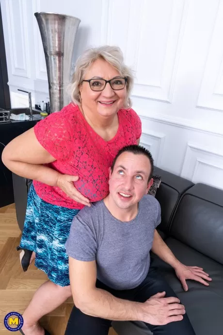 Толстая старуха занимается жестким сексом со своим гораздо более молодым л 1