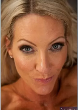 Распутная милфа Эмма Старр делает минет и получает жесткий трах