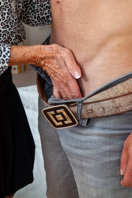 Старая блондинка кончает снаружи после того, как соблазнила молодого 6