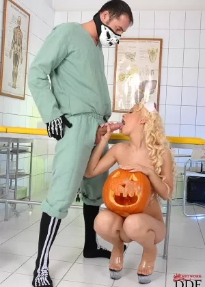 Зрелая жирная шикарная София занимается лесбийским сексом втроем в тюремной камере