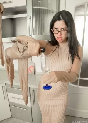 Горячая девушка Моника Милтон снимает очки, прежде чем натянуть слои колготок