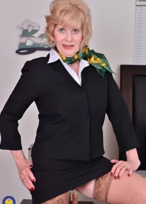 Зрелая горничная Джорджи подает чашки чая, прежде чем сделать перерыв для мастурбации