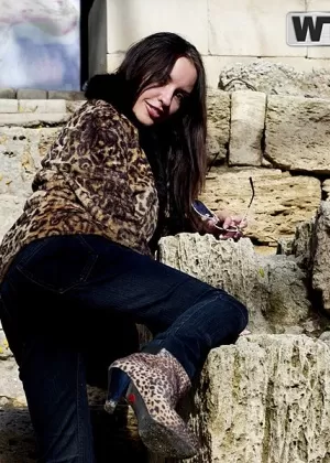 Брюнетка Абелла Дэнджер снимает стринги, прежде чем трепать свою попку