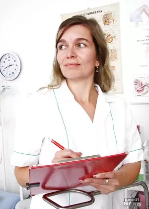 Пожилая пухленькая медсестра освобождает отвисшие сиськи от униформы перед мастурбацией