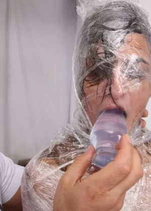 Пышногрудая европейская красотка Чувственная Джейн наслаждается горячим масляным массажем огромных сисек