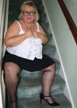 Толстая британская блондинка Лекси Каммингс показывает свою проколотую вагину в очках