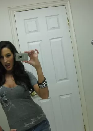 Настоящая бывшая девушка Кортни Кейн делает селфи в зеркале, раздеваясь догола