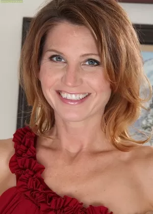 Зрелая красотка Скай Роджерс показывает свою волосатую пизду и крошечные сиськи