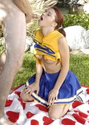 Интенсивное сосание члена до полной спермы на лице для молодой школьницы Тейлор Рид