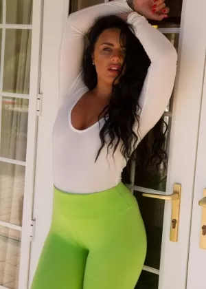 Пухленькая любительница снимает свои штаны для йоги, чтобы обнажить свою натуральную киску