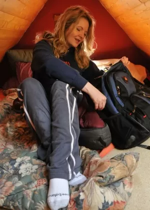 Пожилая леди вкусная Трикси забирается к себе на чердак для живого веб-шоу