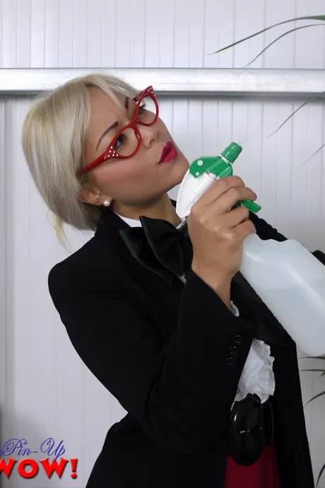 Любительская японская брюнетка Анджелина Чанг улыбается и мастурбирует