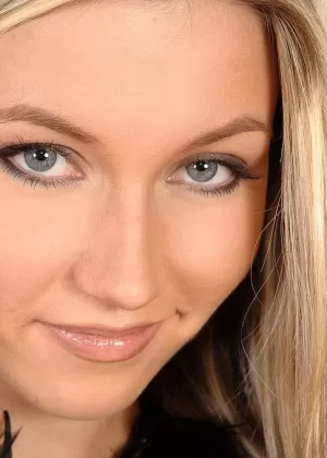 Горячая мамаша Черри Джул раздвигает свою мокрую киску после раздевания