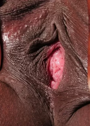 Веселая блондинка Рокси Долл раздвигает бритую вагину на кухне