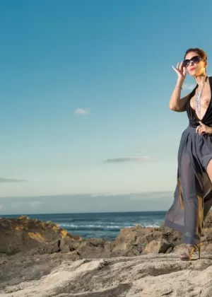 Сольная модель Терри Нова обнажает свои массивные сиськи из бикини на берегу океана