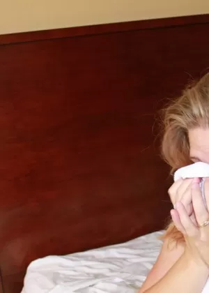 Толстая самка Райан Эдель делает Х-образные селфи в зеркале спальни