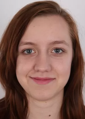 Пухленькая студентка колледжа Зузана снимает с себя одежду, чтобы впервые позировать обнаженной