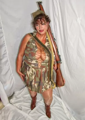 Азиатская красотка Лондон Кейс снимает свою униформу, чтобы потрогать свою киску