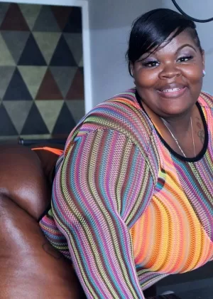 Чернокожая любительница выставляет на всеобщее обозрение свою массивную задницу в стрингах