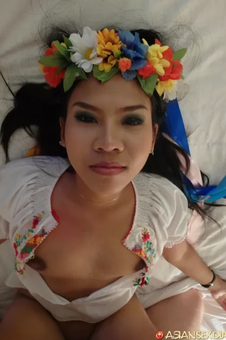 Азиатка Азиза заменяет цветы на своей голове спермой на с 7