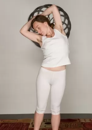 Сексуальная брюнетка красотка Кендалл Карсон позирует в штанах для йоги, обнажая большие сиськи