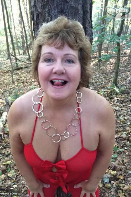 Пожилая грудастая любительница Блисс демонстрирует свои большие натуральные сиськи обнаженн 2