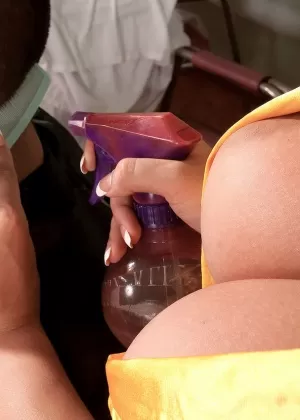 Высокая парикмахерша Валори Ирен обнажает свои массивные сиськи после стрижки